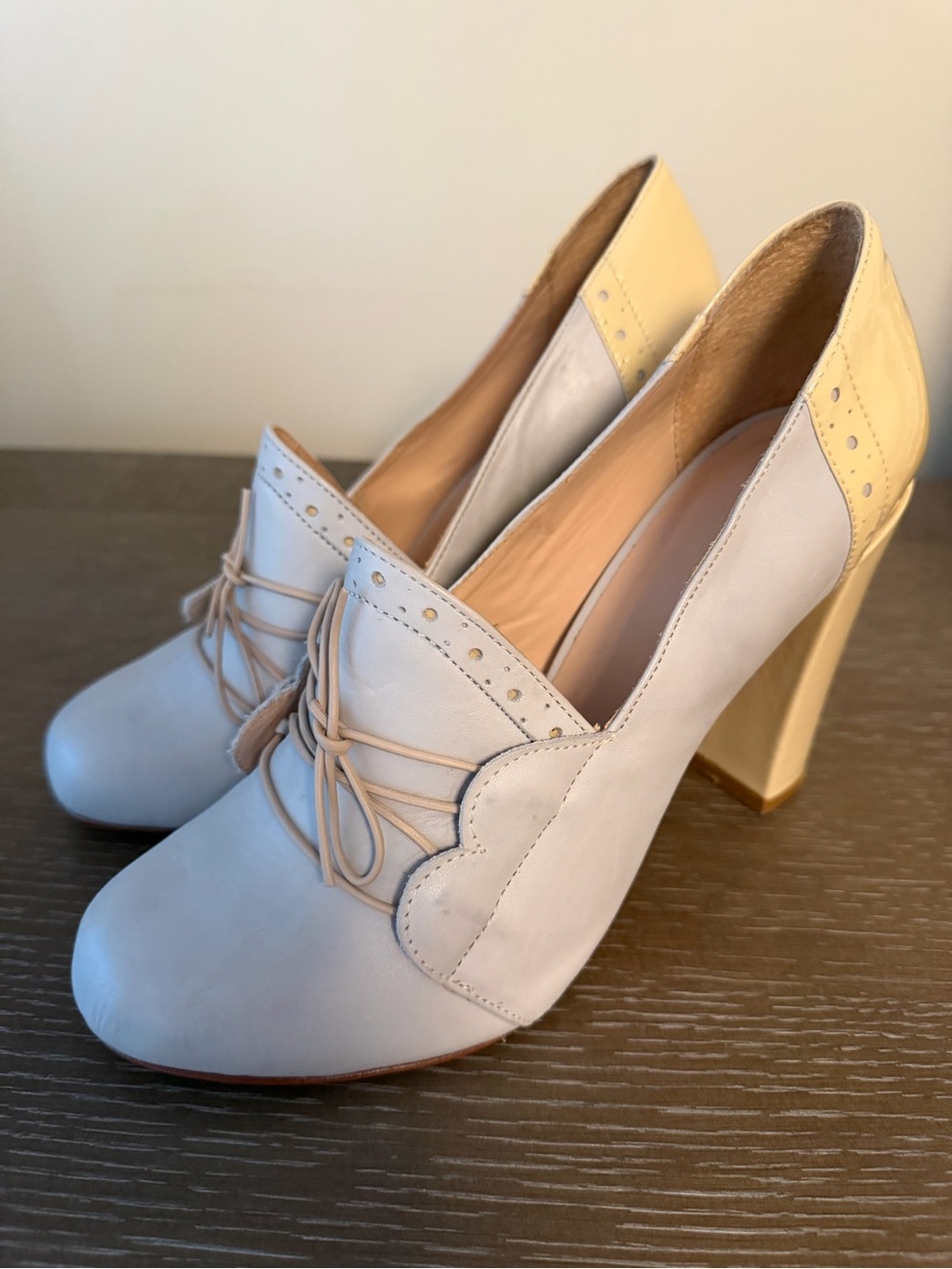 Be & D RARE Vintage Oxford Pumps - Grey & Cream Scalloped, Sz 9, EUC
